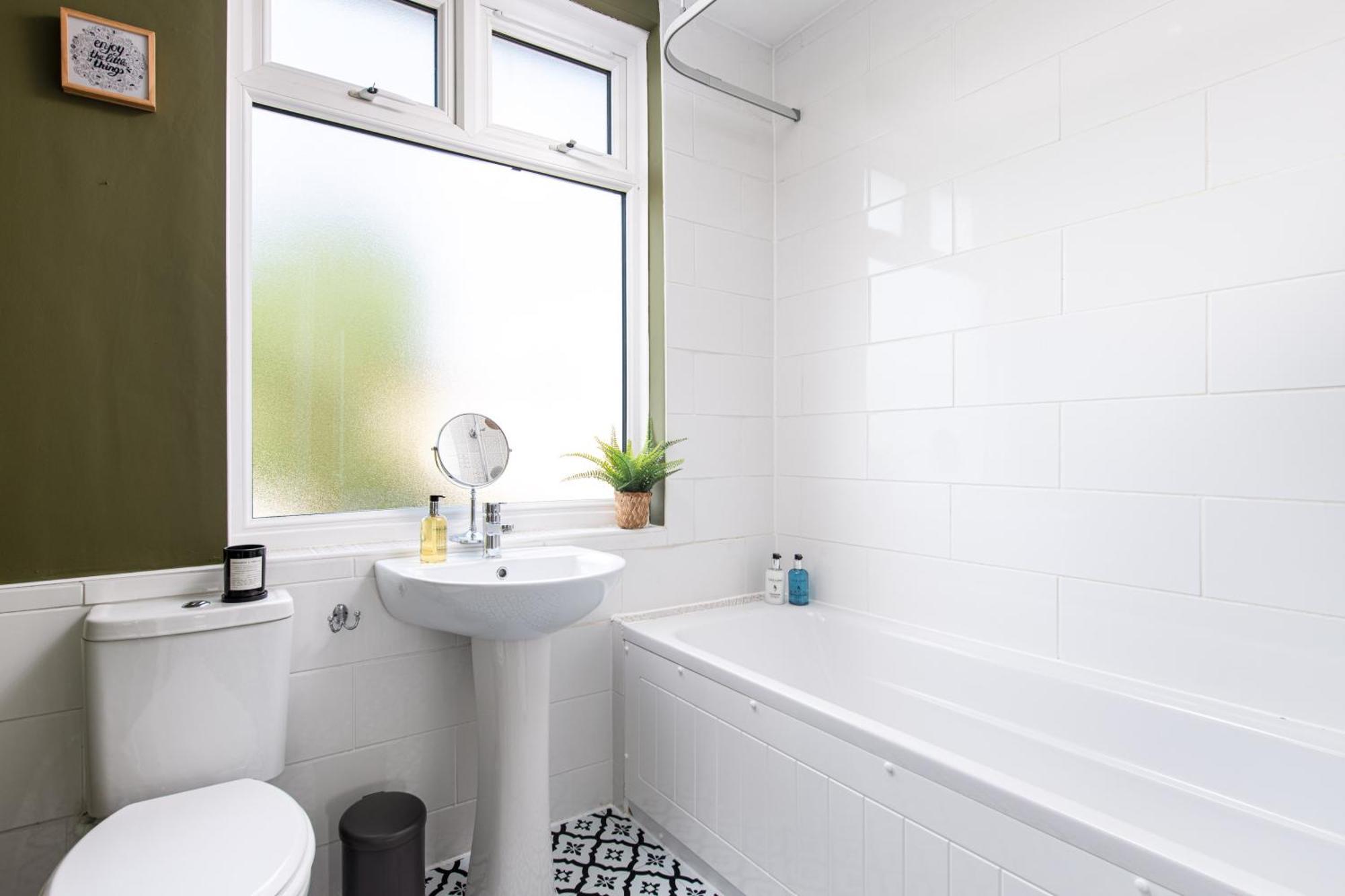 Charming Family Home With Stoves, Garden & Parking Bristol Eksteriør bilde